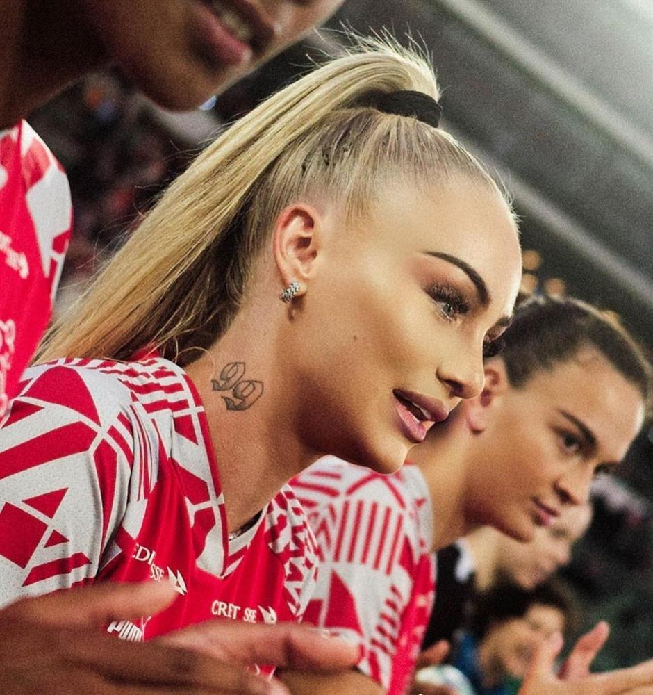 Nữ cầu thủ bị bạo lực mạng vì trang điểm khi thi đấu-4