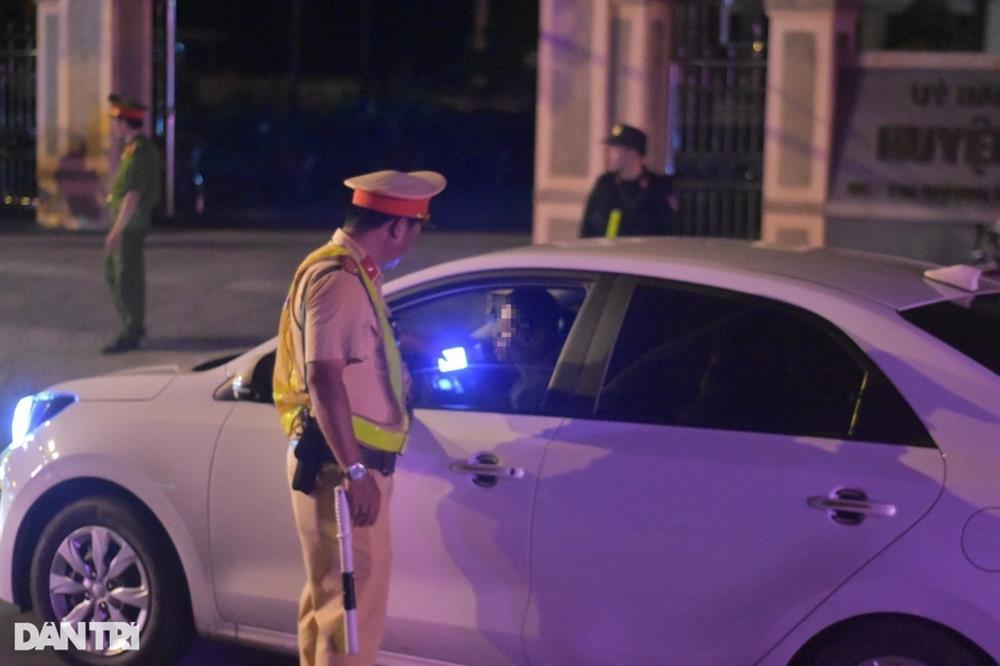 Mím môi khi thổi nồng độ cồn, tài xế nói sử dụng rượu bia từ hôm trước-1