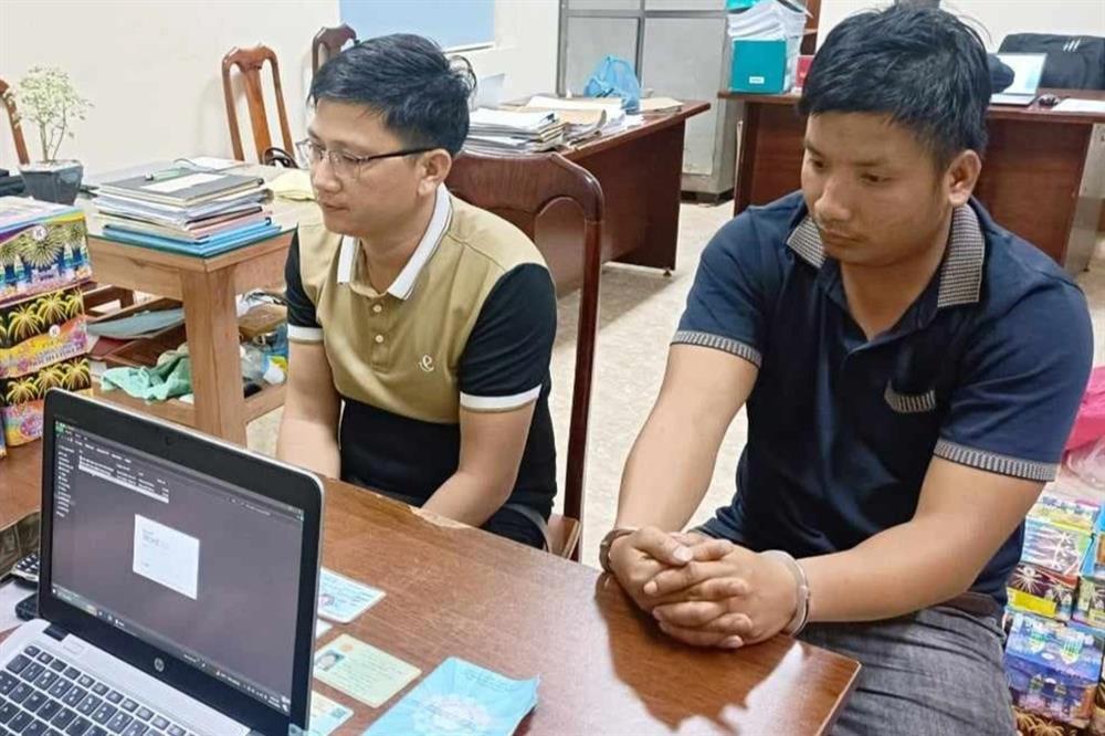 Tạm giữ hình sự thanh niên chở 4 tạ pháo đi bán kiếm tiền tiêu tết-1