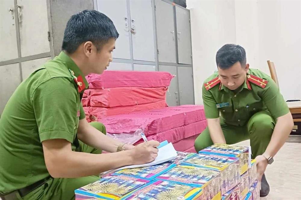 Tạm giữ hình sự thanh niên chở 4 tạ pháo đi bán kiếm tiền tiêu tết-2