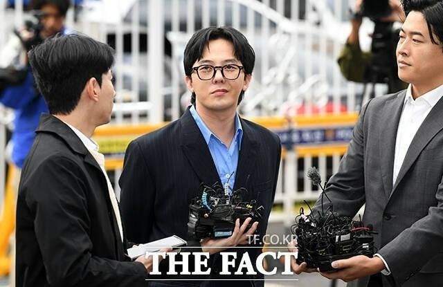 G-Dragon (Big Bang) cười khẩy khi trình diện tại Sở Cảnh sát-1