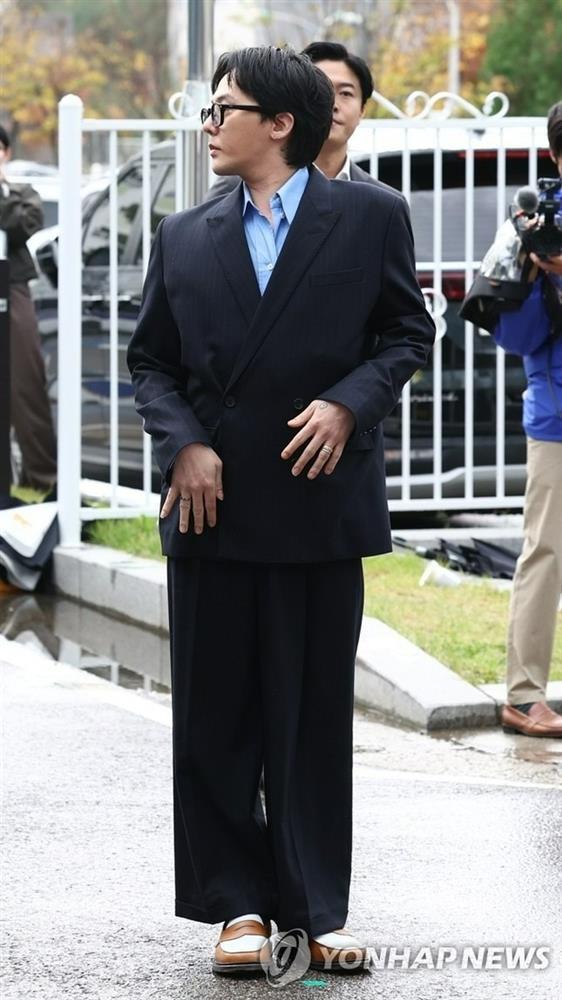 G-Dragon (Big Bang) cười khẩy khi trình diện tại Sở Cảnh sát-2