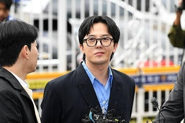 Thái độ của G-Dragon sau 4 tiếng bị cảnh sát thẩm vấn gây chú ý-4