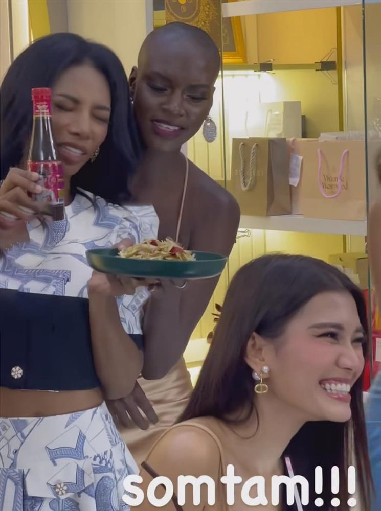 Hoa hậu, Á hậu Hòa bình vừa đăng quang đã phải livestream bán khô gà cho ông Nawat-1