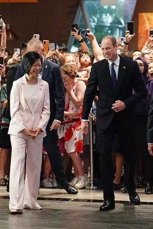 Thân vương William đã tới Singapore, được chào đón bằng khoảnh khắc đáng yêu đầy bất ngờ-4