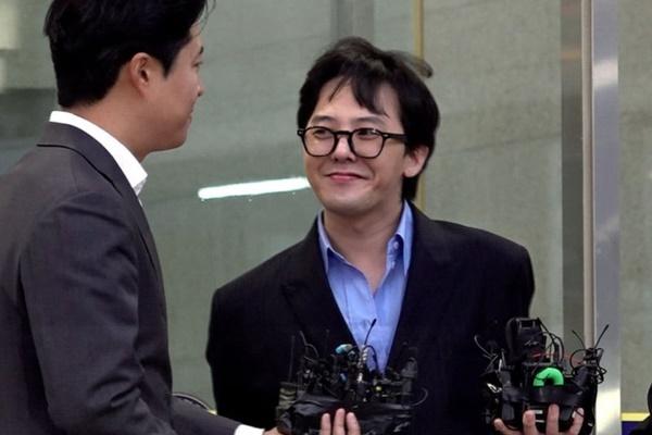 Cười khẩy và nhảy nhót ở đồn cảnh sát, G-Dragon bị chỉ trích ngạo mạn-3