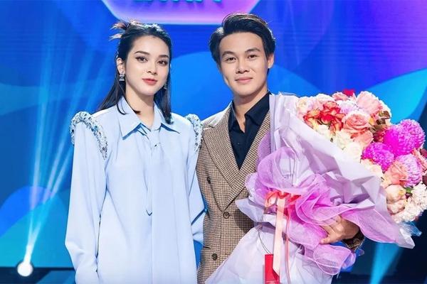 Quỳnh Lương - Tiến Phát và các cặp đôi khóa môi ngọt ngào chào đón năm mới-11