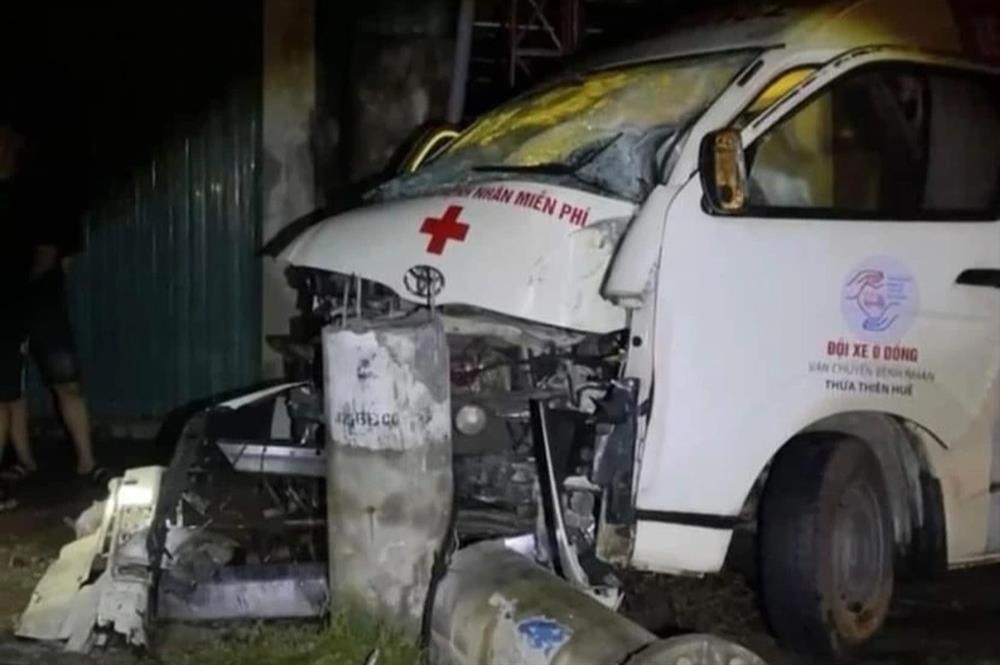 Xe cứu thương tông gãy cột điện, 3 người bị thương-1