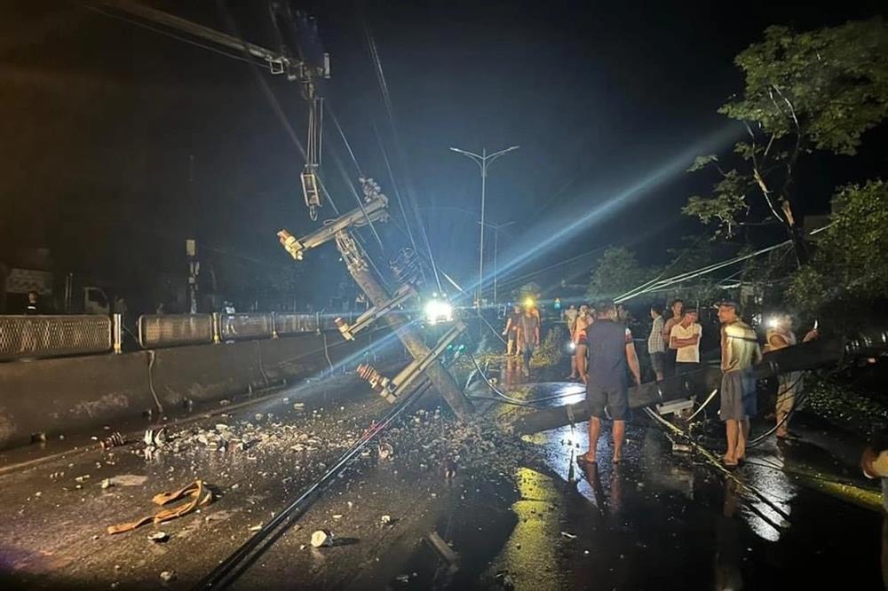 Xe cứu thương tông gãy cột điện, 3 người bị thương-2