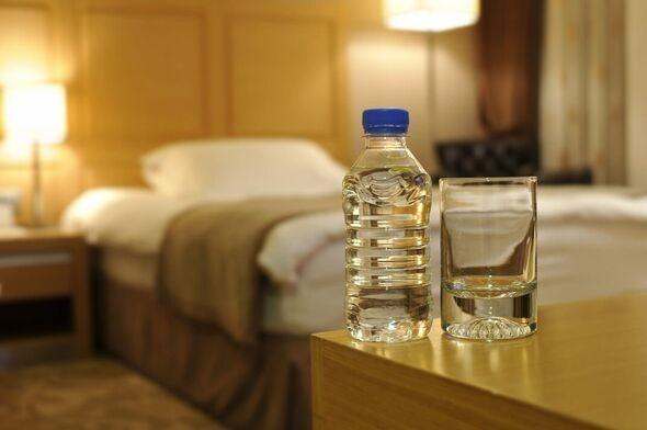 Luôn ném chai nước vào gầm giường khách sạn, nữ tiếp viên tiết lộ lý do-1