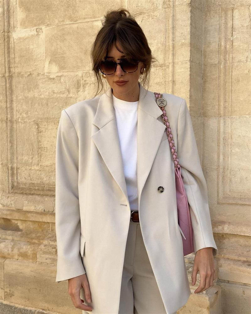 Phụ nữ Pháp gợi ý 5 kiểu áo phù hợp để diện bên trong blazer-1