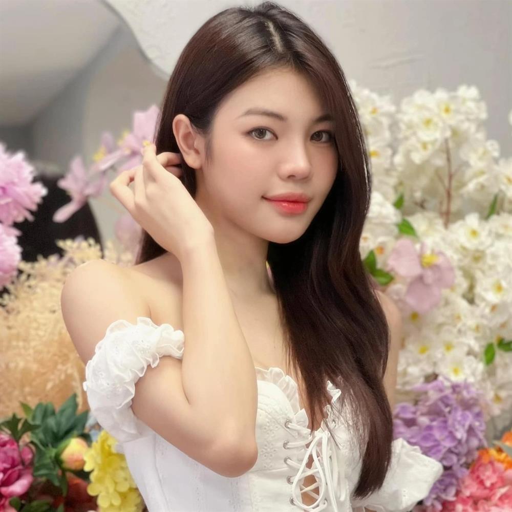 Người đẹp chuyển giới 18 tuổi cao 1,79m, có thân hình nóng bỏng-1