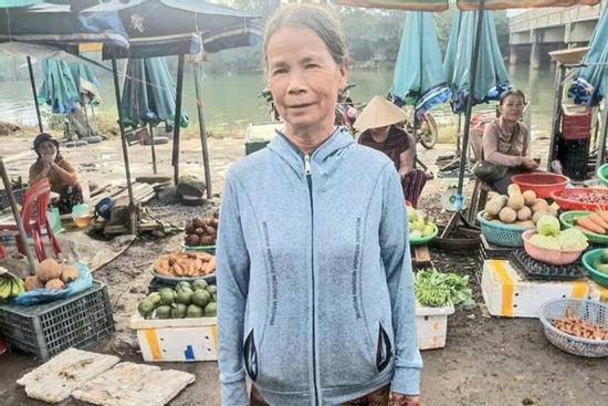 Nhặt được gần 30 triệu, bà Điểu quét rác ở chợ tìm người đánh rơi để trả lại