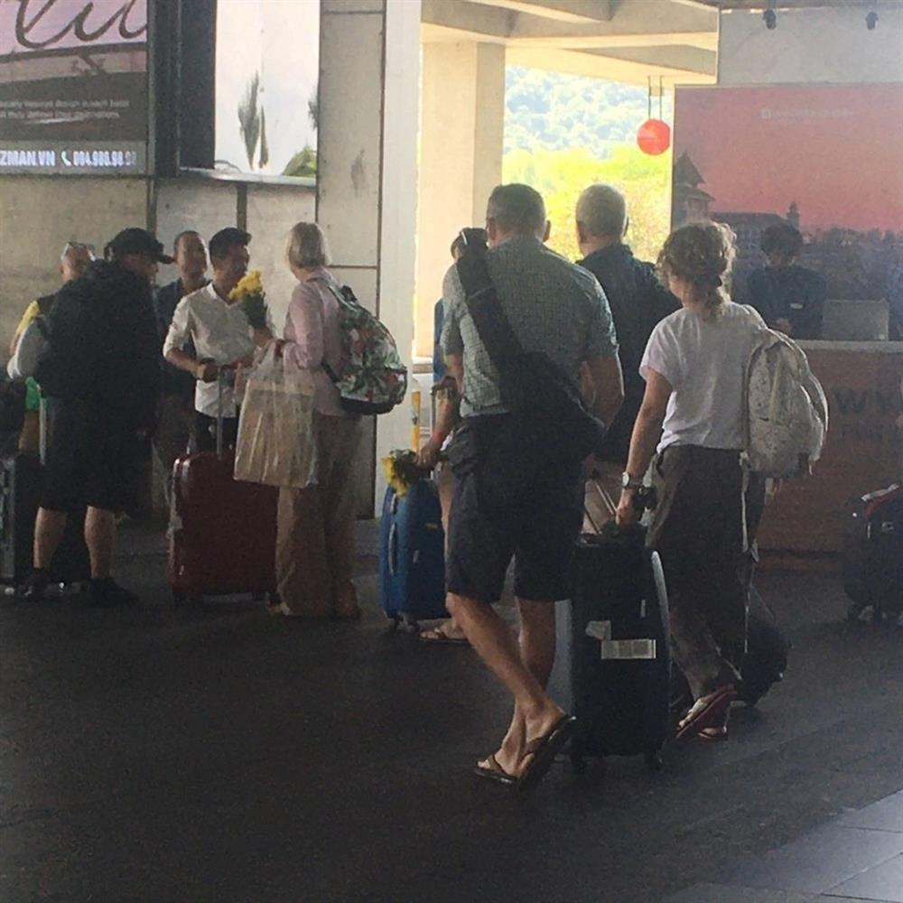 Sự thật chuyện khách Tây mang hoa cúc cắm bàn thờ ra sân bay đón vợ-2