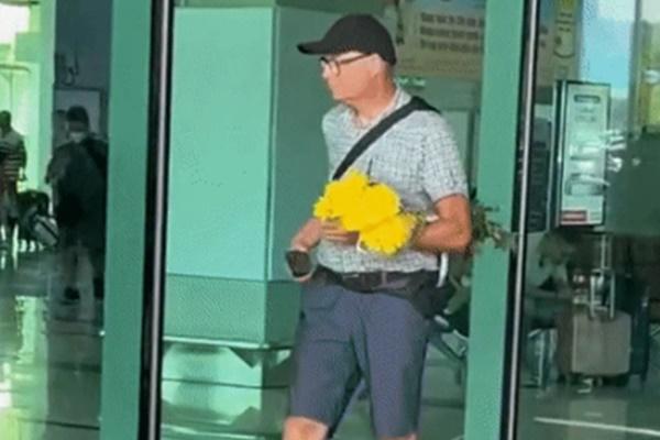 Hai khách Tây lạc đường ở Ninh Bình, được mời vào đám cưới ăn uống no say-1