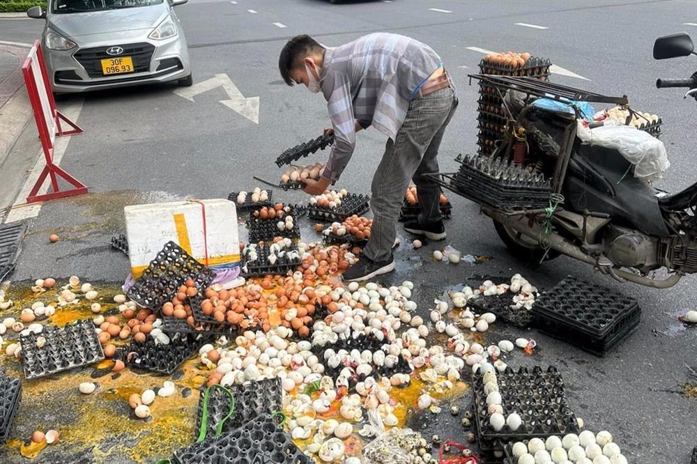Điều bất ngờ sau bức ảnh xe chở trứng vỡ tan tành gây sốt mạng ở Hà Nội-1