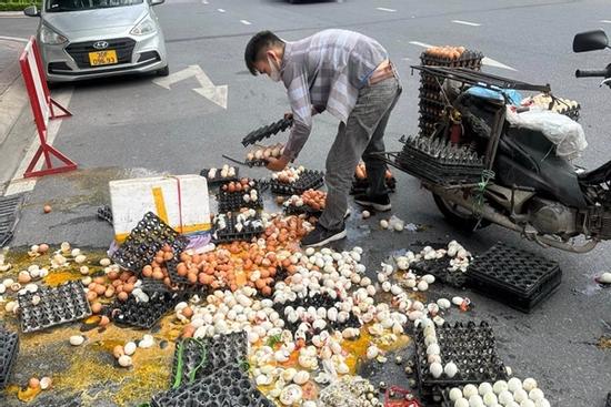 Điều bất ngờ sau bức ảnh xe chở trứng vỡ tan tành gây sốt mạng ở Hà Nội