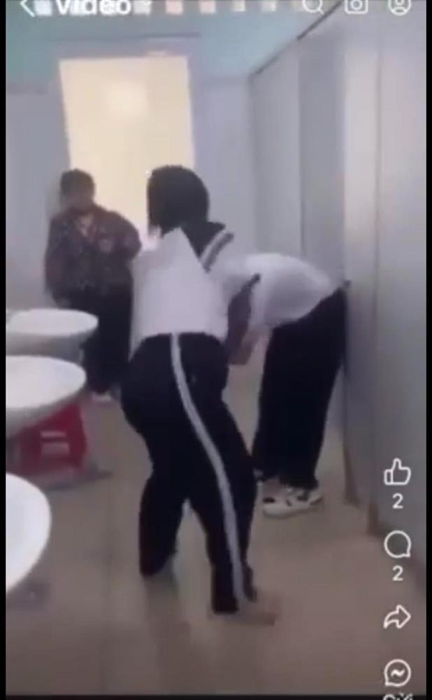 Lại xuất hiện clip nữ sinh bị nhóm bạn đánh túi bụi trong nhà vệ sinh trường học-1