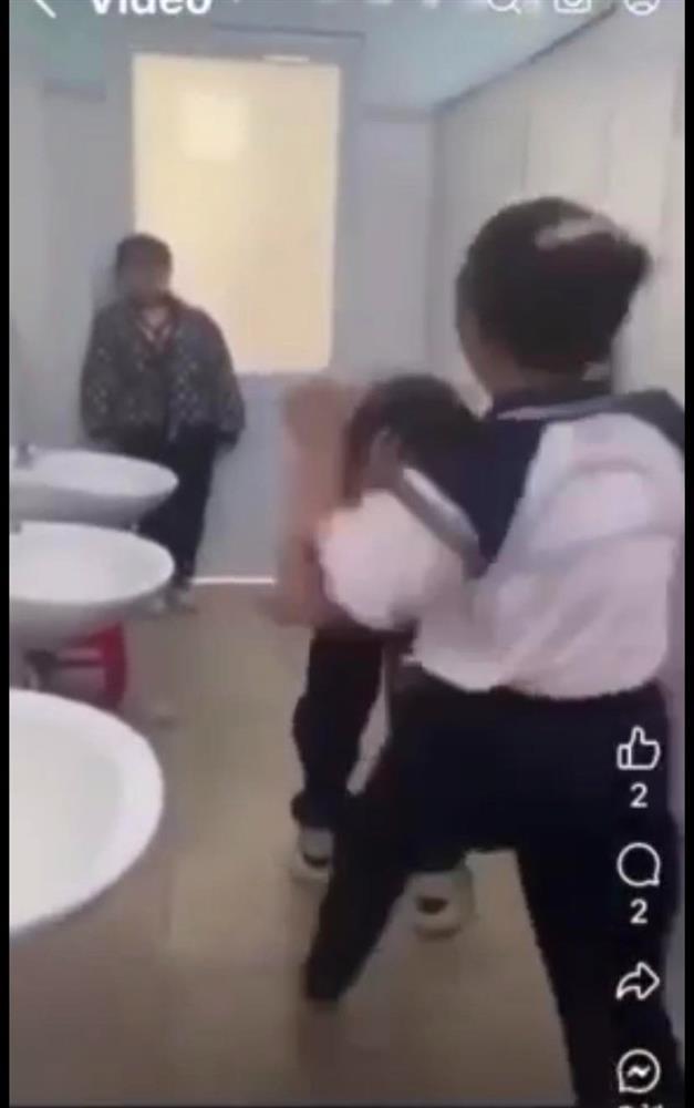 Lại xuất hiện clip nữ sinh bị nhóm bạn đánh túi bụi trong nhà vệ sinh trường học-2
