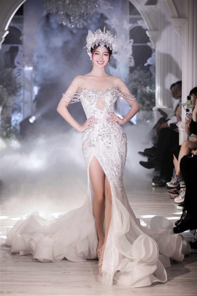 Mai Phương catwalk với váy dài 3,5 mét và nặng 12 kg-3