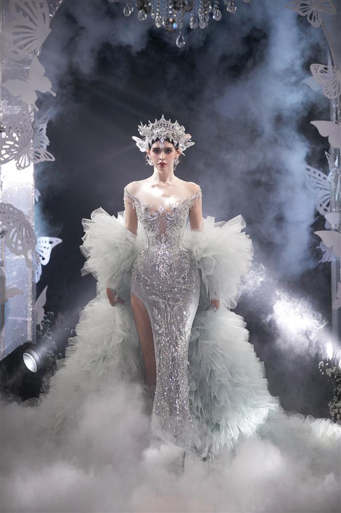 Mai Phương catwalk với váy dài 3,5 mét và nặng 12 kg-4
