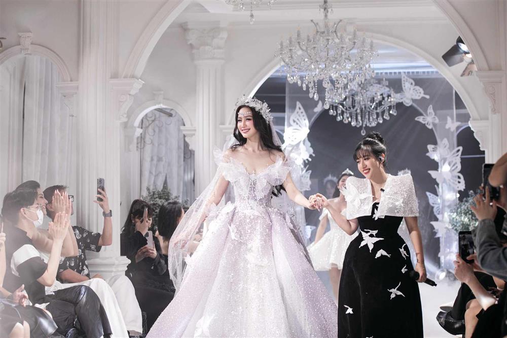 Mai Phương catwalk với váy dài 3,5 mét và nặng 12 kg-7