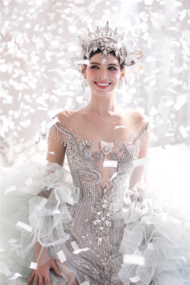 Mai Phương catwalk với váy dài 3,5 mét và nặng 12 kg-5