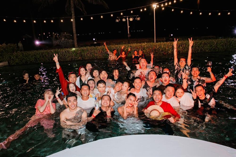 Hòa Minzy tả tơi, Duy Khánh rách quần trong đám cưới Gin Tuấn Kiệt – Puka-9