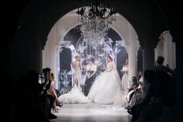 Mai Phương catwalk với váy dài 3,5 mét và nặng 12 kg-6