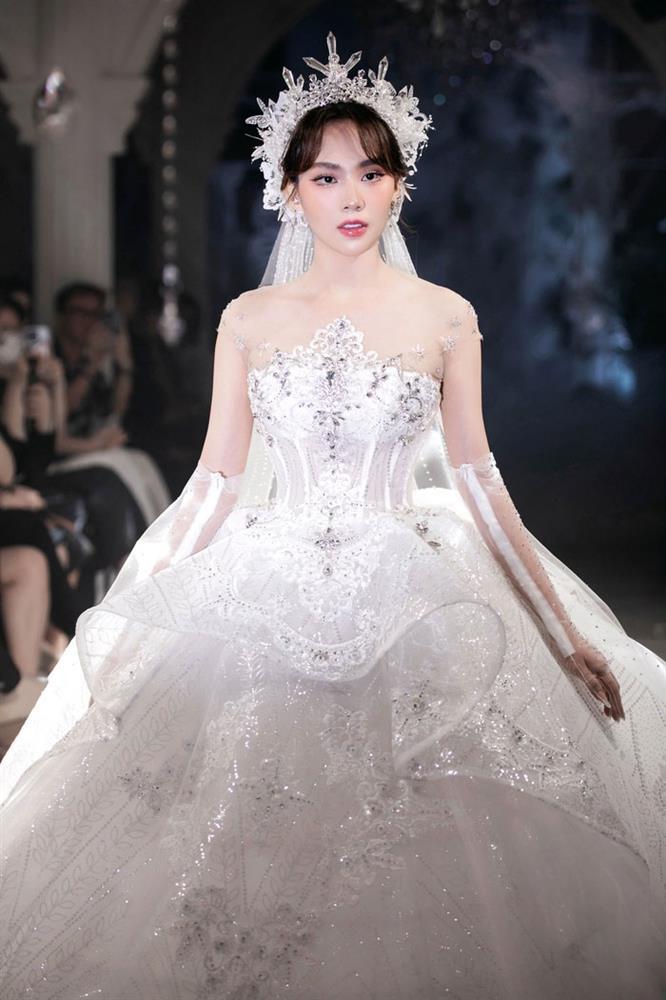 Mai Phương catwalk với váy dài 3,5 mét và nặng 12 kg-1