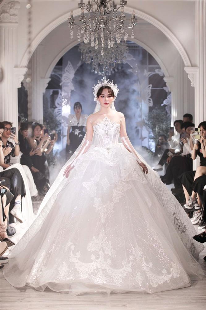 Mai Phương catwalk với váy dài 3,5 mét và nặng 12 kg-2