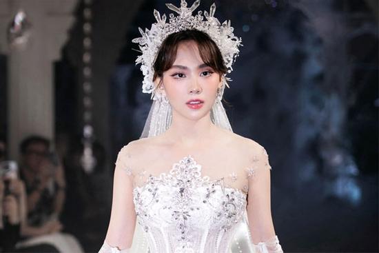 Mai Phương catwalk với váy dài 3,5 mét và nặng 12 kg