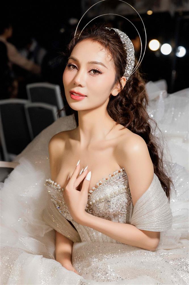 Hoa hậu Trái đất Việt Nam 2023 hồi hộp lần đầu diện váy cưới-8