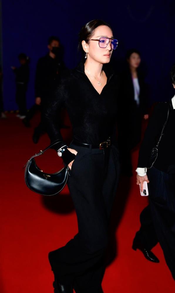 Củng Lợi gây chú ý với phong thái tuổi 58-1