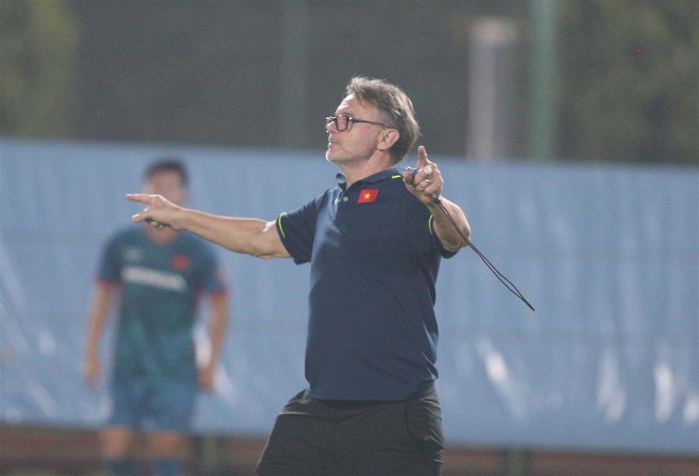 HLV Philippe Troussier thấp thỏm với chấn thương của Quế Ngọc Hải-3