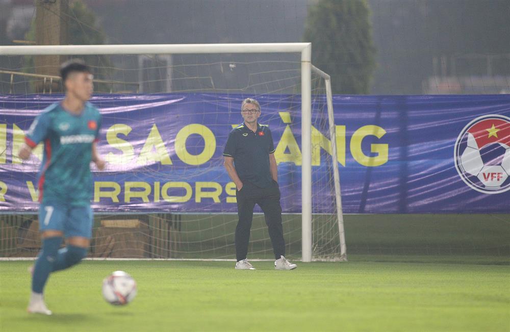 HLV Philippe Troussier thấp thỏm với chấn thương của Quế Ngọc Hải-7