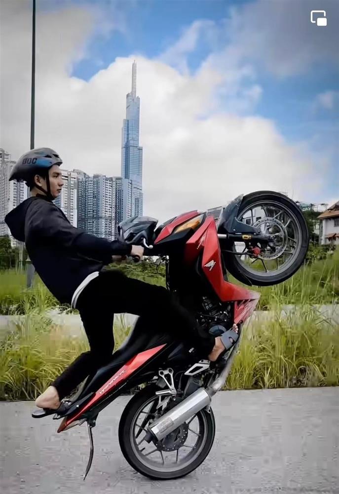 Tạm giữ nhóm thanh niên lái xe máy bốc đầu ở Thủ Đức-1