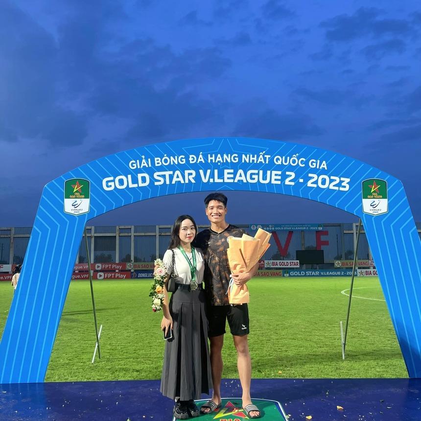 Cựu thủ môn U23 Việt Nam sắp lên xe hoa cùng cô giáo tiểu học và chuyện dẫn bạn về nhà mất cả em gái-5