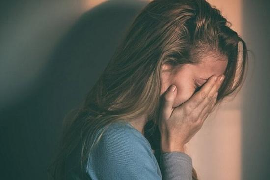 Chồng ngoại tình lần thứ ba nhưng đổ lỗi tại tôi 'cấm vận' chuyện chăn gối