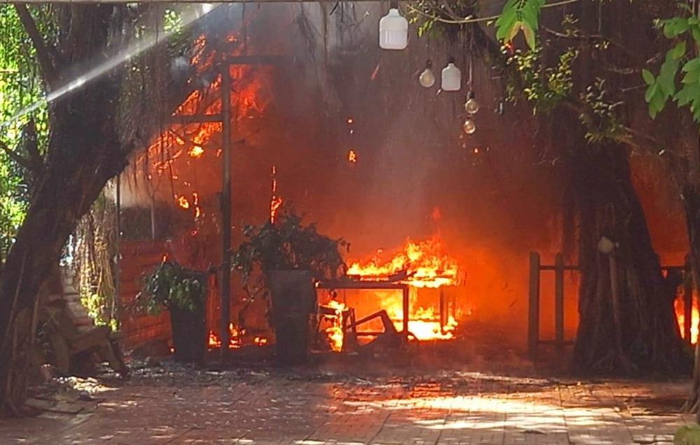 Nhân viên bất cẩn, quán nhậu rộng 200m2 ở Long An bị cháy rụi-1