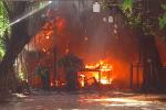 Cháy xưởng giấy giữa khu dân cư ở TP.HCM, nhiều người tháo chạy-4
