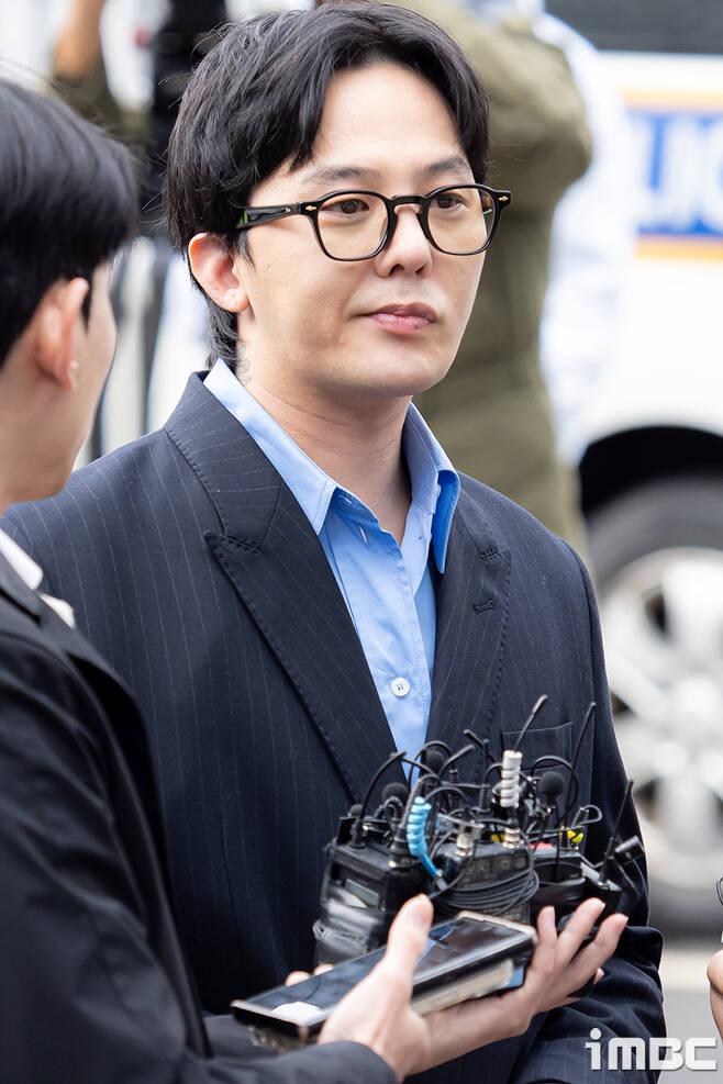 Thay vì siêu xe đắt tiền, G-Dragon đi chiếc BMW 3,7 tỷ đến trình diện cảnh sát sau cáo buộc ma tuý-1