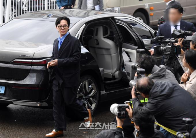 Thay vì siêu xe đắt tiền, G-Dragon đi chiếc BMW 3,7 tỷ đến trình diện cảnh sát sau cáo buộc ma tuý-2