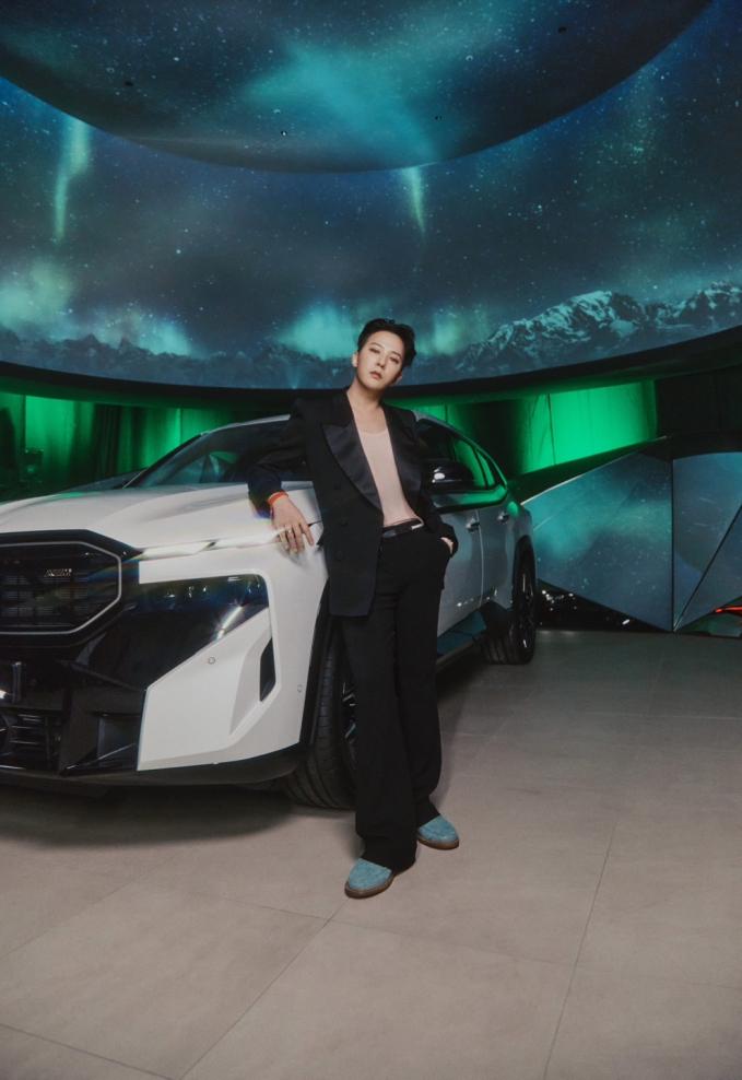 Thay vì siêu xe đắt tiền, G-Dragon đi chiếc BMW 3,7 tỷ đến trình diện cảnh sát sau cáo buộc ma tuý-4