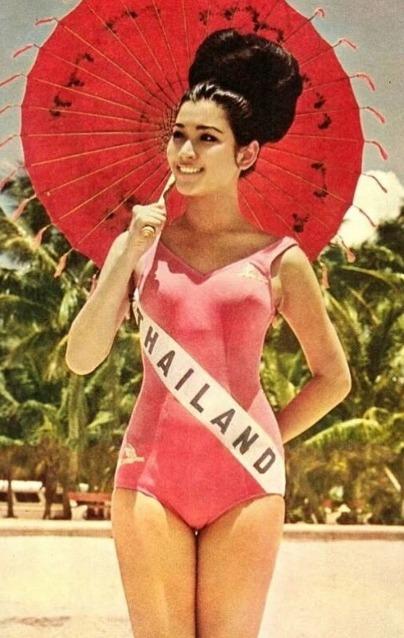 Nhan sắc vượt thời gian của Hoa hậu Hoàn vũ 1965: Visual đậm chất Á Đông, sắc vóc quyến rũ khó tin tuổi 76-1