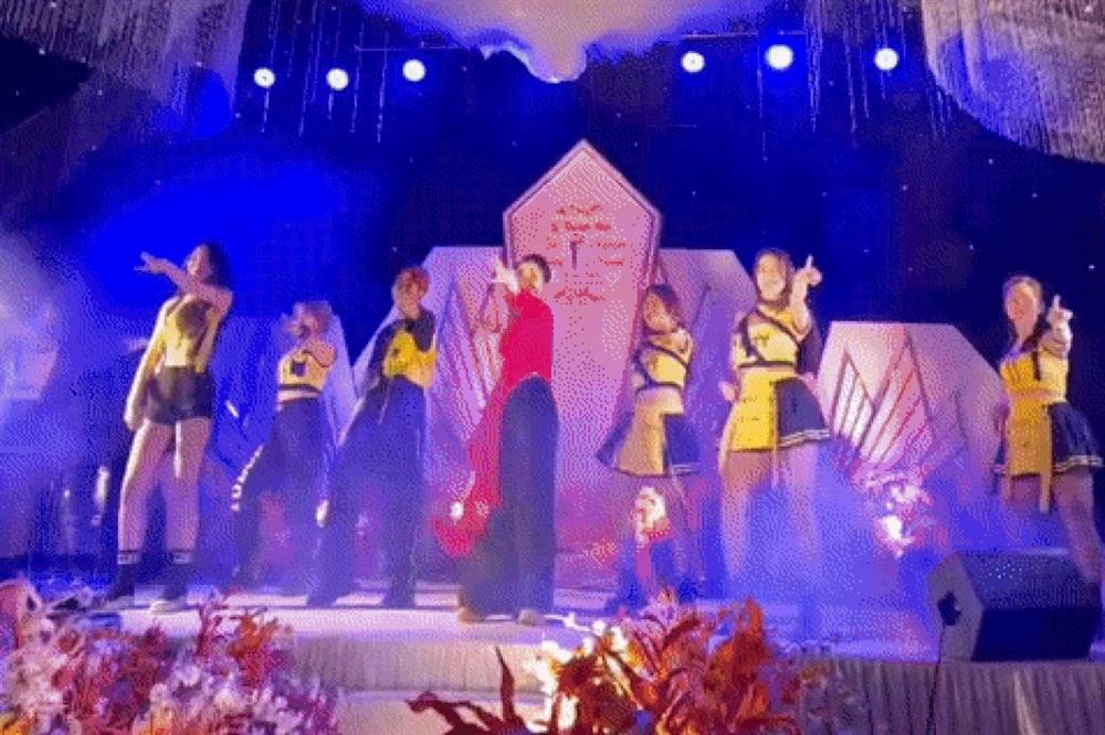 Hà Nội: Mẹ trẻ như đôi mươi nhảy máu lửa trong đám cưới con trai gây sốt-1