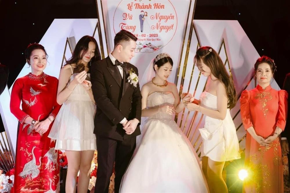 Hà Nội: Mẹ trẻ như đôi mươi nhảy máu lửa trong đám cưới con trai gây sốt-2