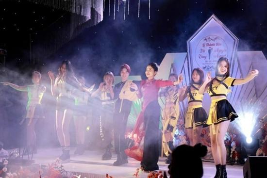 Hà Nội: Mẹ trẻ như đôi mươi nhảy máu lửa trong đám cưới con trai gây sốt