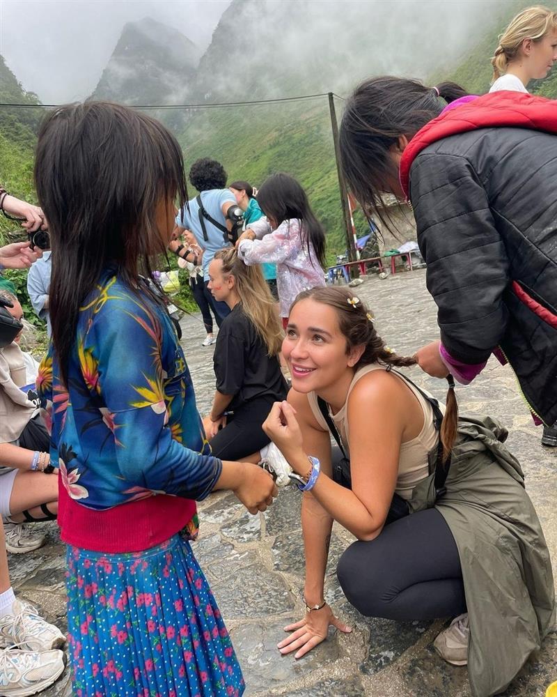 Vì sao du khách Tây bật khóc khi đang lái xe trên đường đèo ở Hà Giang?-2