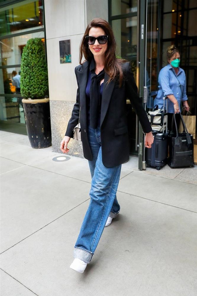 10 cách mặc áo blazer sang trọng và quý phái của Anne Hathaway-5